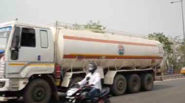 Bengaluru, Karnataka, Hindistan - 22 Temmuz 2024: Araçlar hareket halindeyken Hindistan yollarının manzarası. Hindistan 'da tipik Hint trafiği.