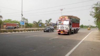 Bengaluru, Karnataka, Hindistan - 22 Temmuz 2024: Araçlar hareket halindeyken Hindistan yollarının manzarası. Hindistan 'da tipik Hint trafiği.