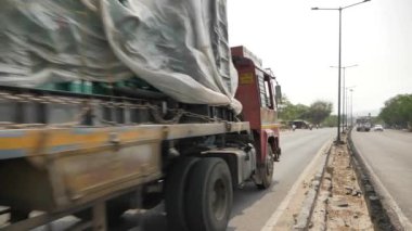 Bengaluru, Karnataka, Hindistan - 22 Temmuz 2024: Araçlar hareket halindeyken Hindistan yollarının manzarası. Hindistan 'da tipik Hint trafiği.