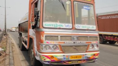 Bengaluru, Karnataka, Hindistan - 22 Temmuz 2024: Araçlar hareket halindeyken Hindistan yollarının manzarası. Hindistan 'da tipik Hint trafiği.