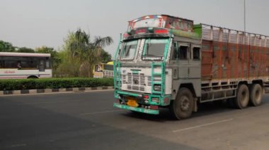 Bengaluru, Karnataka, Hindistan - 22 Temmuz 2024: Araçlar hareket halindeyken Hindistan yollarının manzarası. Hindistan 'da tipik Hint trafiği.
