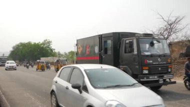 Bengaluru, Karnataka, Hindistan - 22 Temmuz 2024: Araçlar hareket halindeyken Hindistan yollarının manzarası. Hindistan 'da tipik Hint trafiği.