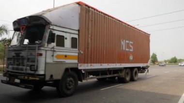 Bengaluru, Karnataka, Hindistan - 22 Temmuz 2024: Araçlar hareket halindeyken Hindistan yollarının manzarası. Hindistan 'da tipik Hint trafiği.