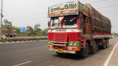Bengaluru, Karnataka, Hindistan - 22 Temmuz 2024: Araçlar hareket halindeyken Hindistan yollarının manzarası. Hindistan 'da tipik Hint trafiği.