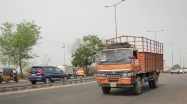 Bengaluru, Karnataka, Hindistan - 22 Temmuz 2024: Araçlar hareket halindeyken Hindistan yollarının manzarası. Hindistan 'da tipik Hint trafiği.