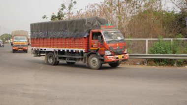 Bengaluru, Karnataka, Hindistan - 22 Temmuz 2024: Araçlar hareket halindeyken Hindistan yollarının manzarası. Hindistan 'da tipik Hint trafiği.
