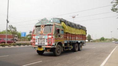 Bengaluru, Karnataka, Hindistan - 22 Temmuz 2024: Araçlar hareket halindeyken Hindistan yollarının manzarası. Hindistan 'da tipik Hint trafiği.