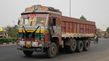 Bengaluru, Karnataka, Hindistan - 22 Temmuz 2024: Araçlar hareket halindeyken Hindistan yollarının manzarası. Hindistan 'da tipik Hint trafiği.