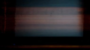 Soyut sanat, dijital arızayla karşılaşır. Sinyal kesintisinin görsel senfonisi.