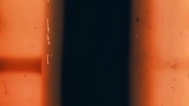 Dijital bozulma. Sinyal kesintisinin görsel senfonisi.