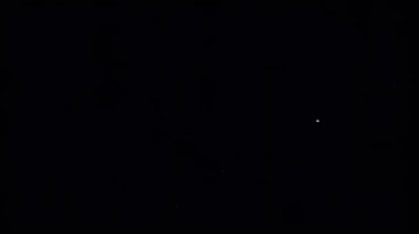 Gece gökyüzündeki uzak yıldızlar gibi soluk parıltılı karanlık.