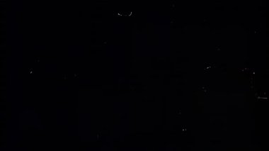 Karanlık, uzak yıldızlarla benekli gecenin kozmik bir hatasıydı.