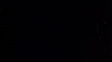 Dijital bozulma. Sinyal kesintisinin görsel senfonisi.