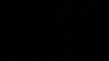 Karanlık yıldızları sarıyor. Hafifçe parıldıyor. Evrenin altında sessiz bir gece.