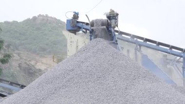 Efficient Rock Crushing Machine in Action - Optimized for SEO