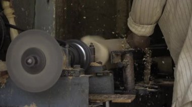 Handcrafted Efficiency - The Art of Precision in Machine Operations