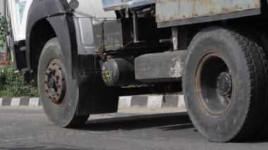 Truck's Stop - An Urban Tread on the Asphalt