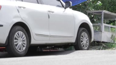 Elegant White Car with Reflective Exterior - AP5UT099