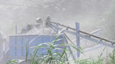 Efficient Rock Crushing Machine in Action - Optimized for Performance