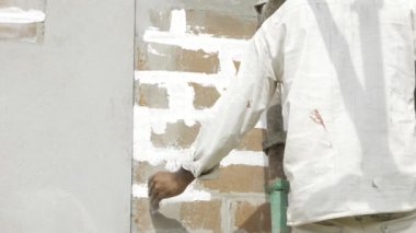 Efficiently Enhancing Walls - Expert Plastering Techniques in Action