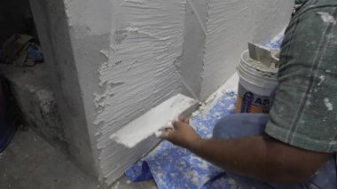 Efficiently Smoothing Concrete Walls - A Master Plaster Technique