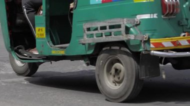 Warm Greetings from the Streets - A Journey with a Welcoming City Bus