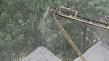 Efficient Rock Sorting Machine - A Close-up Look at the Mechanism