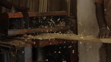 Master Woodworker Crafts Artistic Splendor with Timeless Tools