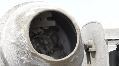 A Unique Look Inside - The Heart of a Cement Mixer in Action