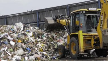 Efficient Garbage Management - Digging into the Trash with a Yellow Monster