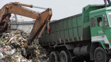 Maximizing Efficiency in Waste Management - A Closer Look at the Trash Tractor