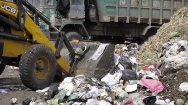 Unveiling the Tidiness of Trash Disposal - A Glimpse into the World of Garbage Collection