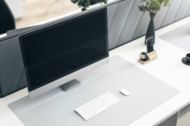 Yaratıcı beyaz tasarımcı işyerinin yakın ve üst görüntüsü. Yansıma, bölünme, kahve fincanı, dekoratif bitki ve malzemelerle bilgisayar ekranı. 3B Hazırlama