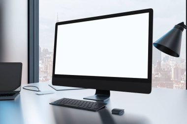 Modern ofiste pencere ve panoramik şehir manzaralı bilgisayar monitörü laptop ve malzemeler ile yaratıcı tasarımcı masaüstünü kapat. 3B Hazırlama