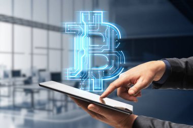 Bulanık ofis arka planında parlayan bitcoin devre hologramı olan tablet ya da akıllı telefona işaret eden iş adamının elini kapat. Kripto para birimi, engelleme zinciri ve finans konsepti. Çift pozlama