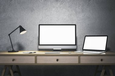 Boş beyaz bilgisayar ve laptop monitörleri olan modern minimalist tasarımcı ofisi. Modifiye et, 3B Hazırlama.