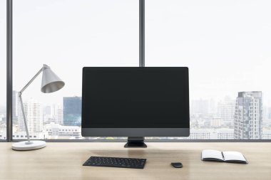 Ahşap ofis masasındaki boş beyaz bilgisayar ekranını nesneler, lamba ve panoramik pencere ve şehir manzarası arka planındaki malzemelerle kapat. Modifiye et, 3B Hazırlama