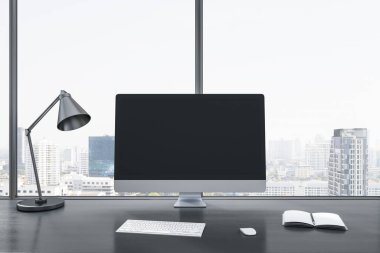 Gri ofis masaüstündeki boş bilgisayar ekranını nesneler, lamba ve panoramik pencere ve şehir manzarası arka planındaki malzemelerle kapat. Modifiye et, 3B Hazırlama