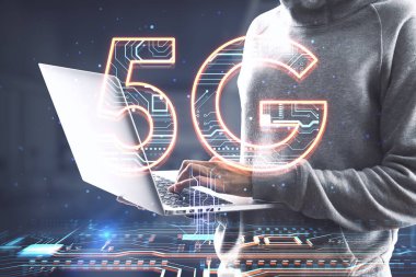 Bulanık arkaplanda yaratıcı 5G hologramı olan dizüstü bilgisayar kullanan bilgisayar korsanlarını kapatın. Hız, internet ve teknoloji, iletişim konsepti. Çift pozlama