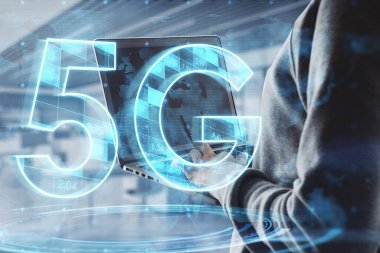 Bulanık ofis arka planında soyut parlayan 5G holograma sahip dizüstü bilgisayar kullanan bilgisayar korsanlarını kapatın. Mobil internet hızı, hackleme, veri hırsızlığı, iletişim ve teknoloji konsepti. Çift pozlama