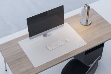 Boş bilgisayar monitörüyle ahşap ofis masaüstünü kapat ve bulanık arkaplanda lamba ve klavye olsun. 3B Hazırlama