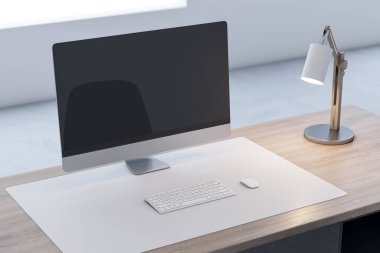 Ahşap ofis masasının üstünü boş bilgisayar monitörüyle, arka planda lamba ve klavyeyle kapat. 3B Hazırlama