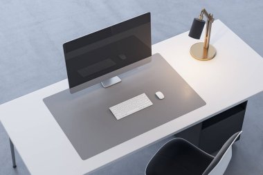 Ofis masaüstünü boş bilgisayar monitörü ve bulanık arkaplanda lamba ve klavye ile kapat. 3B Hazırlama