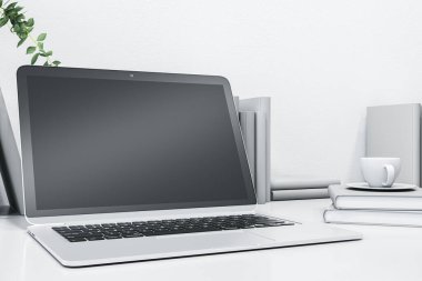 Boş bilgisayar monitörü, kahve fincanı ve kitapları olan yaratıcı beyaz tasarımcı masaüstü. 3B Hazırlama