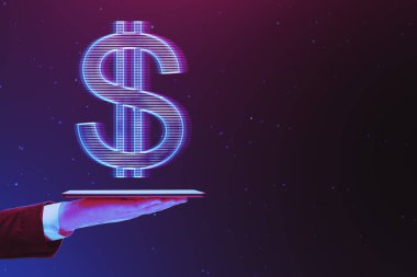 İş adamının cep telefonuna yakın çekim yap. Parlayan dijital dolar işareti hologramı, koyu mor arka planda, sahte bir yerde. Çevrimiçi bankacılık ve finans kavramı