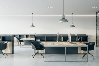 Ahşap çalışma masasında, modern bilgisayarları ve parlak beton zeminde siyah sandalyeleri olan çalışma odasının arka planında ve tavandan sarkan şık lambaları olan yan manzara. 3B görüntüleme
