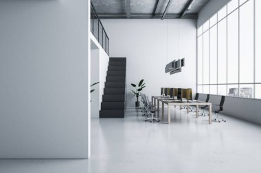 Moda açık uzay ofisindeki boş gri duvarın önü. Ahşap masada modern bilgisayarlar, parlak yerler, karanlık merdivenler ve panoramik pencereden şehir manzarası. 3B görüntüleme, modelleme