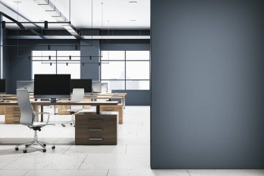 Masaları, sandalyeleri ve bilgisayarları olan modern ofis, açık renk şeması, pencerelerden şehir manzarası, çalışma alanı kavramı. 3B Hazırlama
