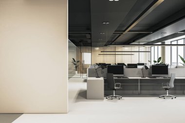 Modern depo tarzı ofis içi, duvarda, panoramik pencerelerde ve şehir manzarasında boş bir yer. İş yeri konsepti. 3B Hazırlama