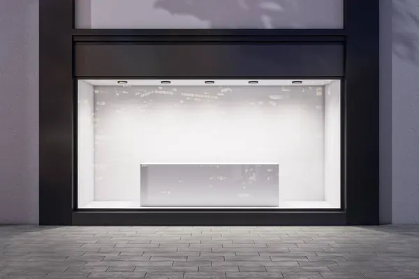 空のショップウィンドウの白い壁の背景に白い表彰台は 屋外のモダンな建物で夜の街の反射でガラス壁の背後にある製品のプレゼンテーションの場所とします 3Dレンダリング モックアップ — ストック写真